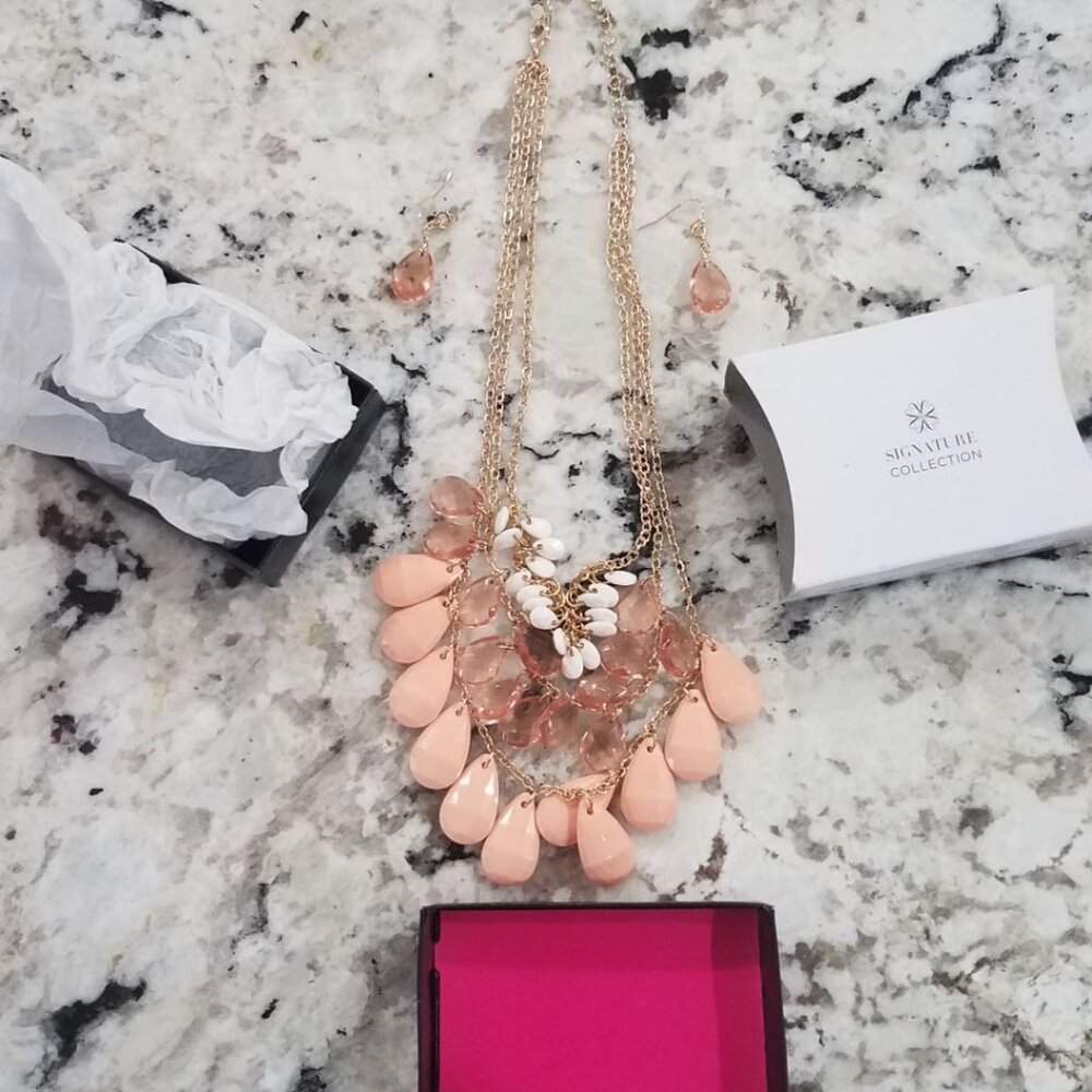 NWT 🍑Necklace and Earrings Set